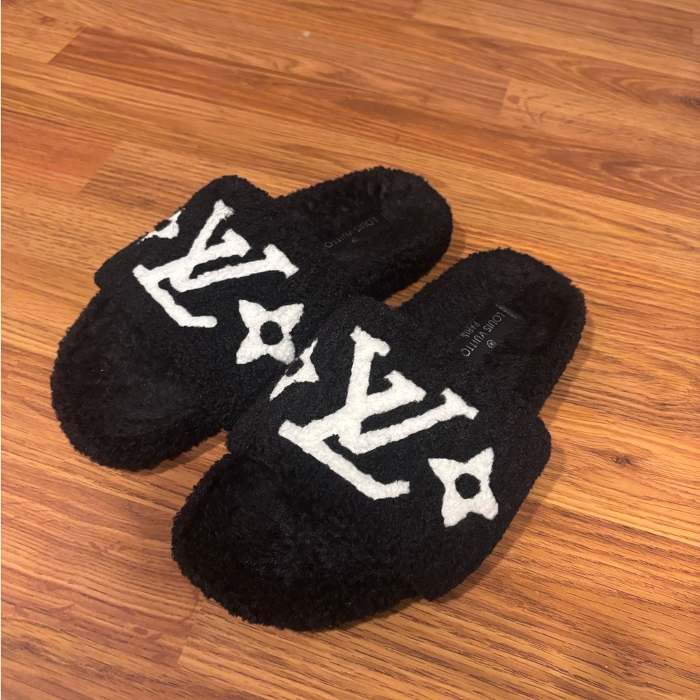 Black and White Lv slippers